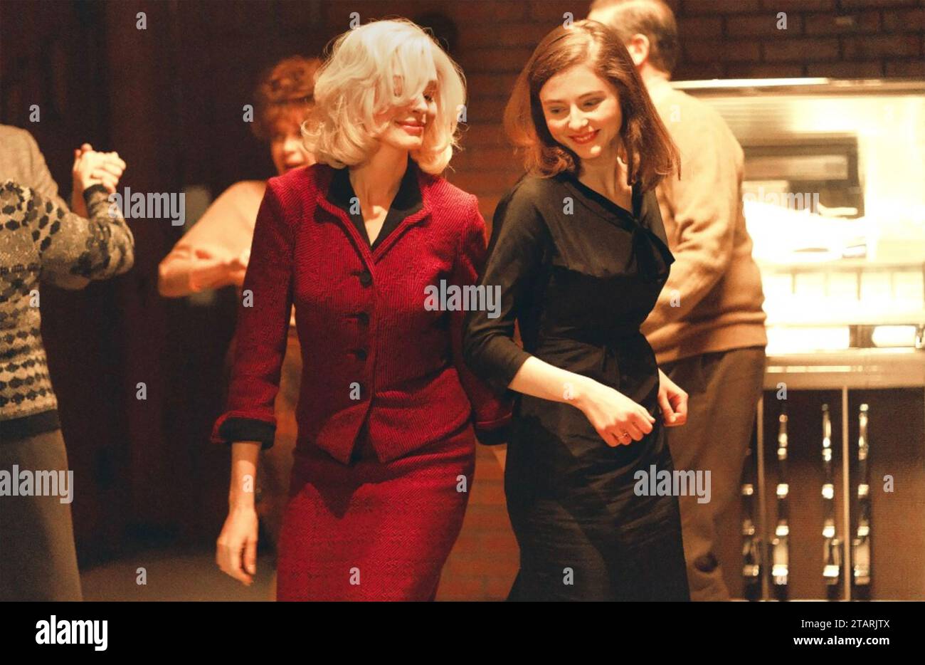 Film D'EILEEN 2023 Universal Pictures avec Anne Hathaway à gauche et Thomasin McKenzie Banque D'Images