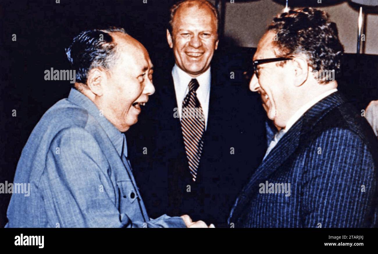 HENRY KISSINGER (1923-2023) diplomate américain à droite rencontre Mao Zedong avec le président américain Gerald Ford en 1971 Banque D'Images