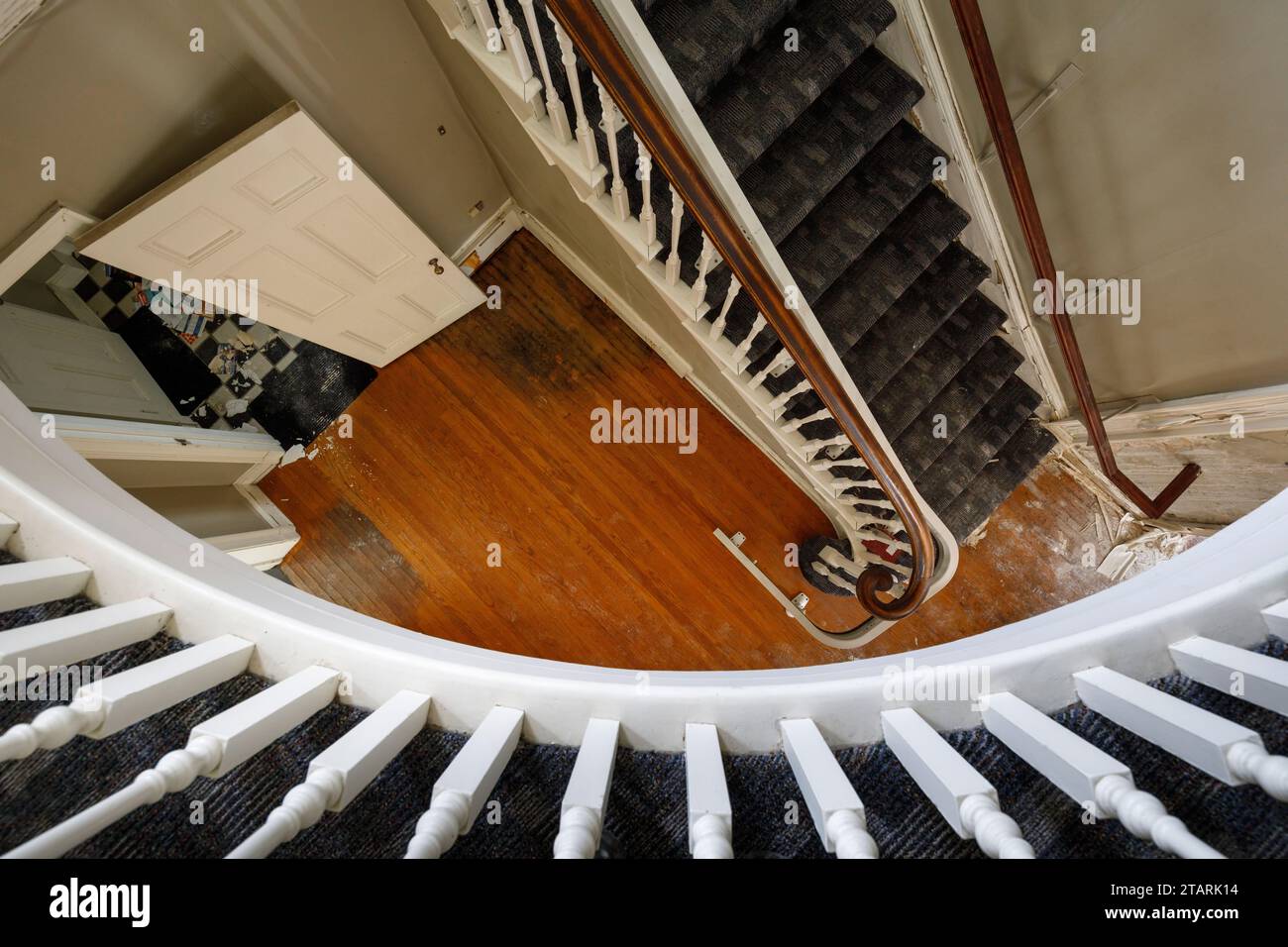 Une vue de haut en bas d'un vieil escalier en bois à l'intérieur d'une maison abandonnée. Banque D'Images