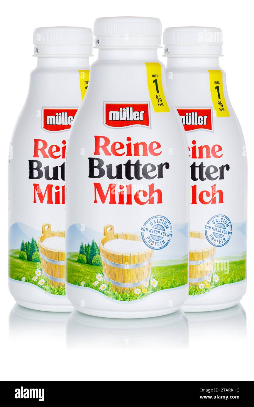 Stuttgart, Allemagne - 11 avril 2023 : le babeurre pur de la société Theo Müller est sorti sur fond blanc à Stuttgart, en Allemagne. Banque D'Images