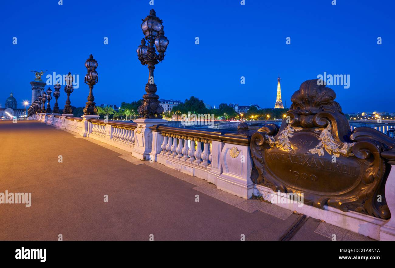 Pont Alexandre III la nuit, Paris Banque D'Images