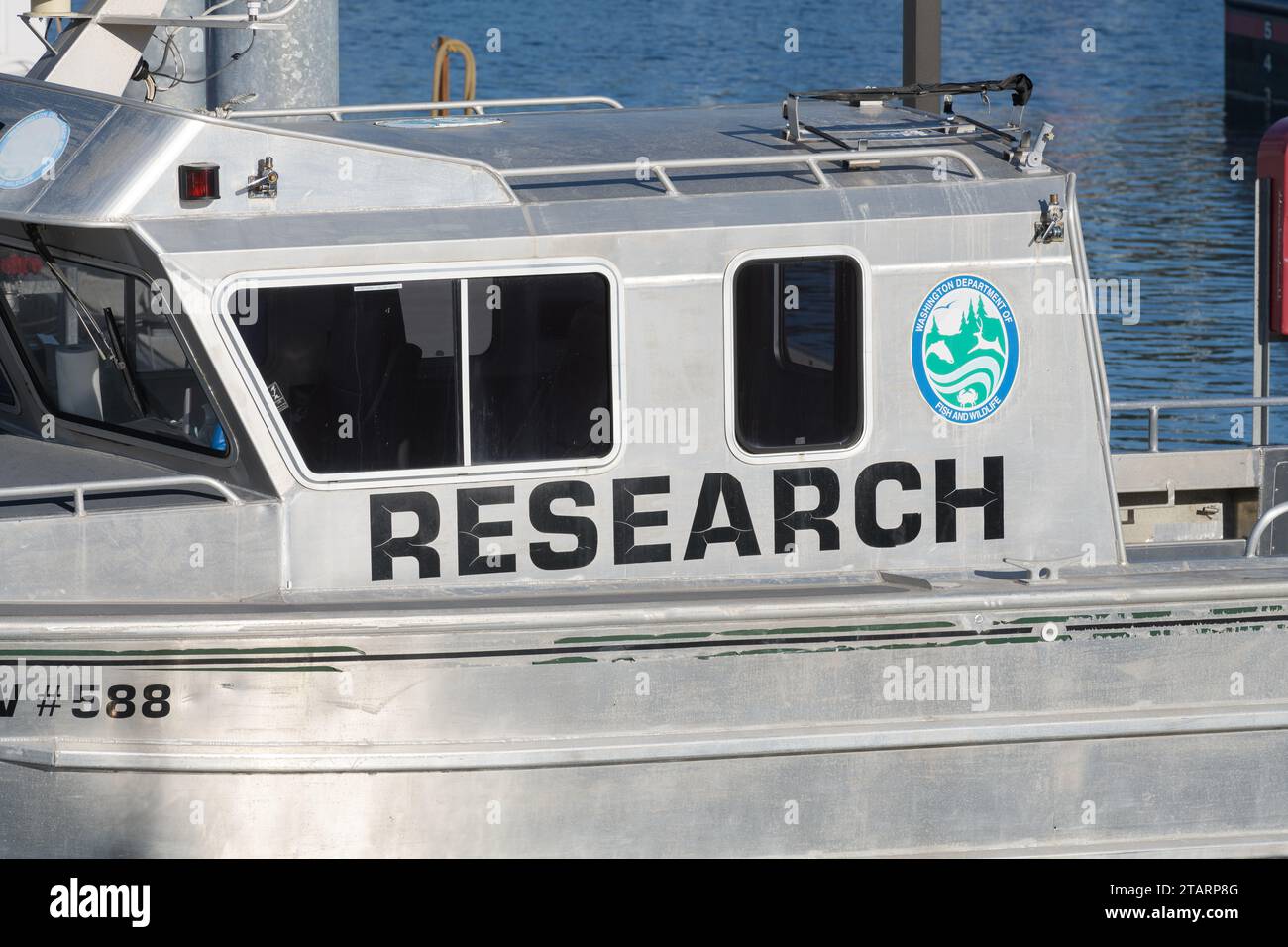 Anacortes, WA, USA - 28 novembre 2023 ; recherche de mots et logo du Département des poissons et de la faune de Washington sur bateau Banque D'Images