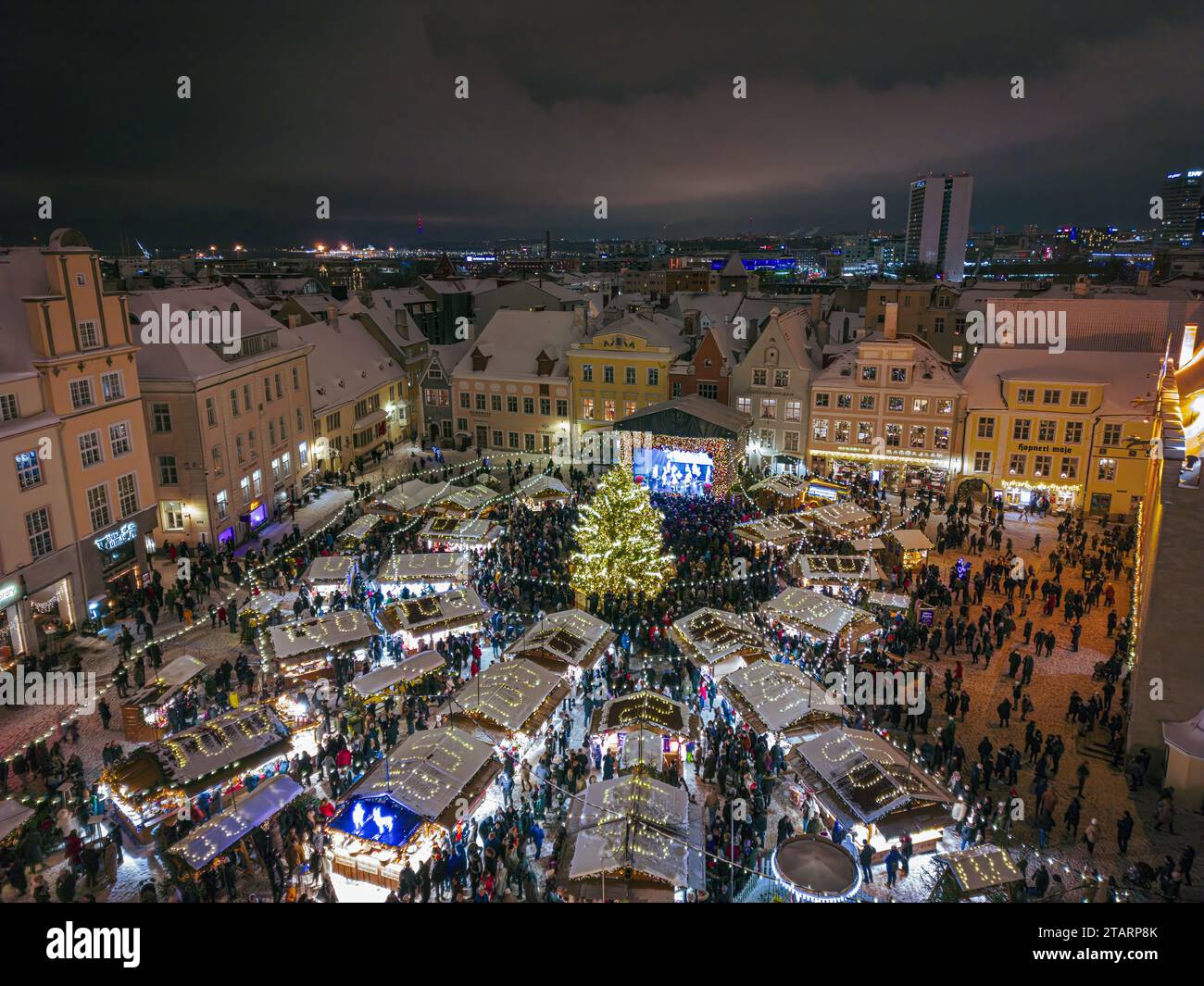 Vue aérienne du marché de Noël dans la vieille ville de Tallinn, Estonie Banque D'Images