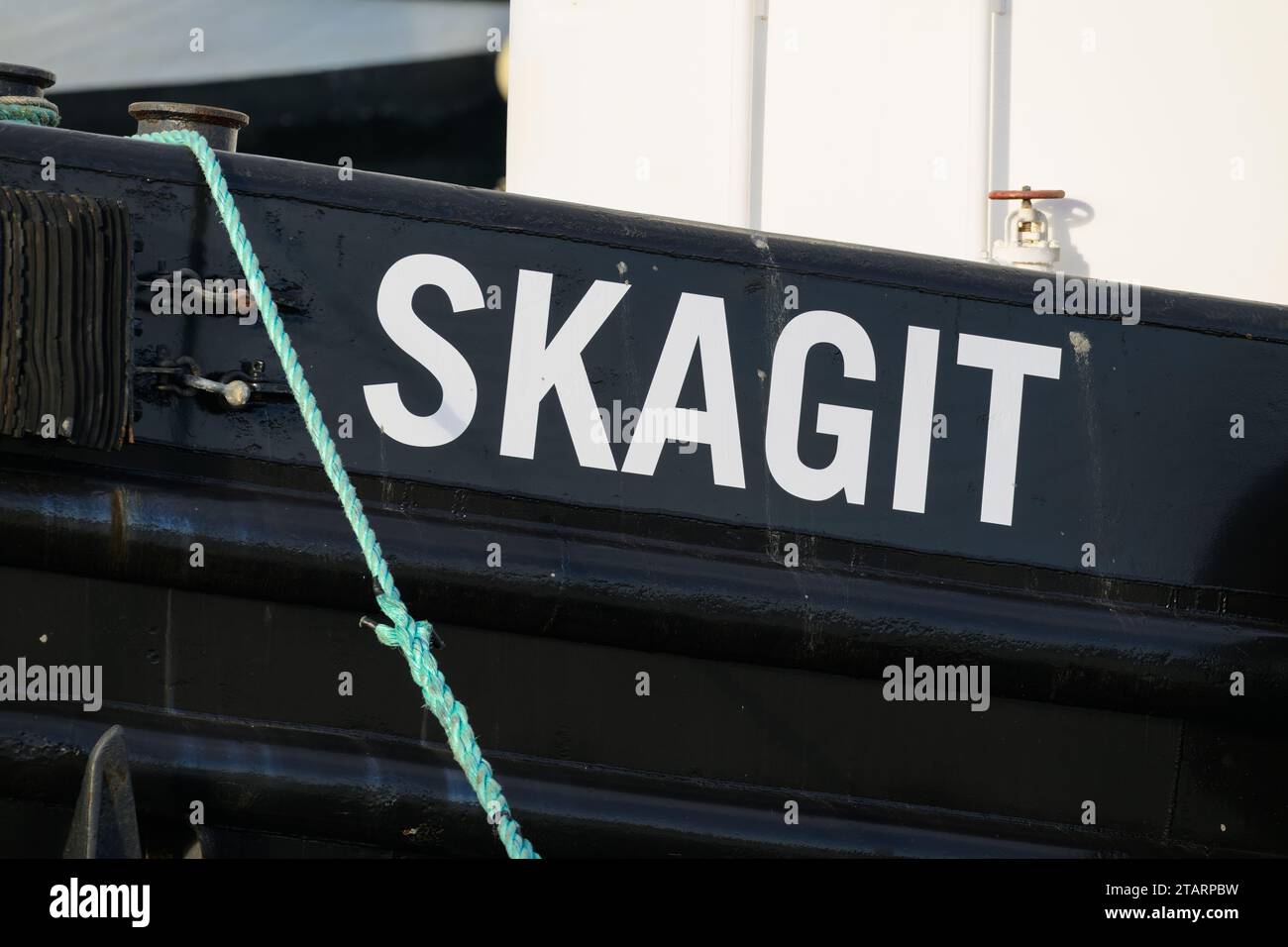 Anacortes, WA, USA - 28 novembre 2023 ; Tugboat Skagit nom en gros plan en lettres majuscules avec une ligne morring Banque D'Images