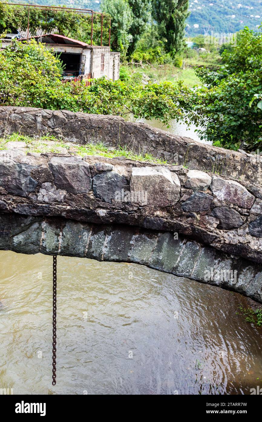 Voyage en Géorgie - détail de l'ancien pont en pierre de voûte de la reine Tamar sur la rivière Makho dans le village de Maho, Adjarie le jour de l'automne Banque D'Images