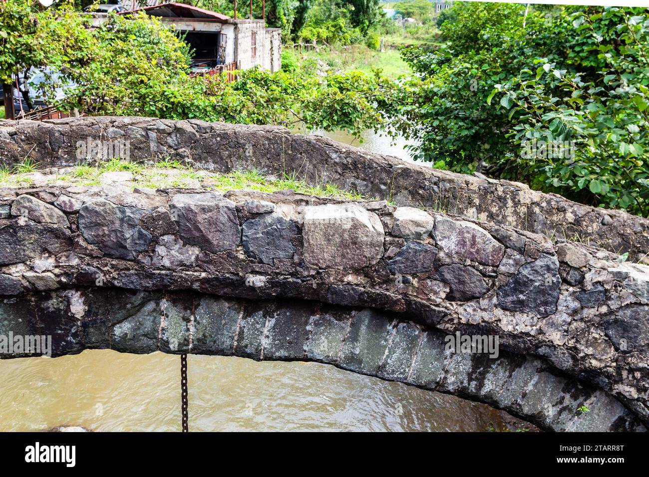 Voyage en Géorgie - pierres de l'ancien pont en arc de la reine Tamar sur la rivière Makho dans le village de Maho, Adjarie le jour de l'automne Banque D'Images