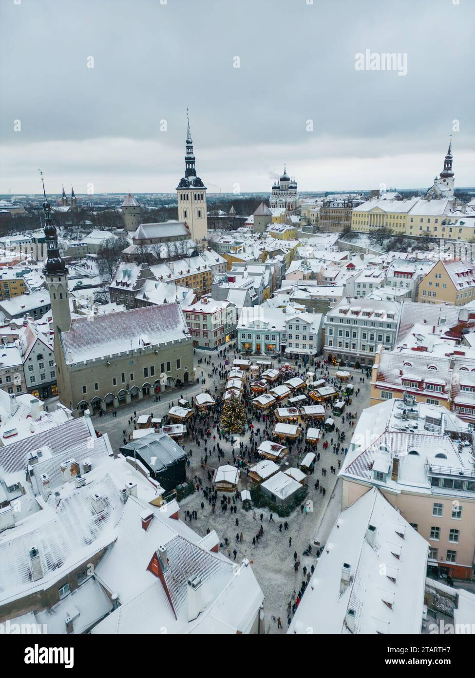 Vue aérienne du marché de Noël dans la vieille ville de Tallinn, Estonie Banque D'Images