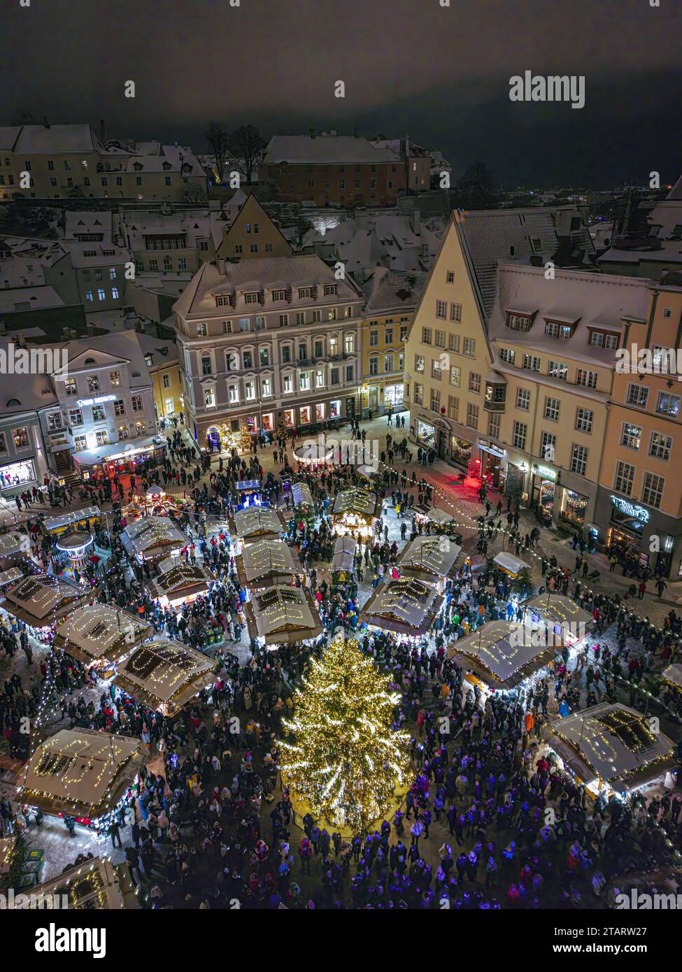 Vue aérienne du marché de Noël dans la vieille ville de Tallinn, Estonie Banque D'Images