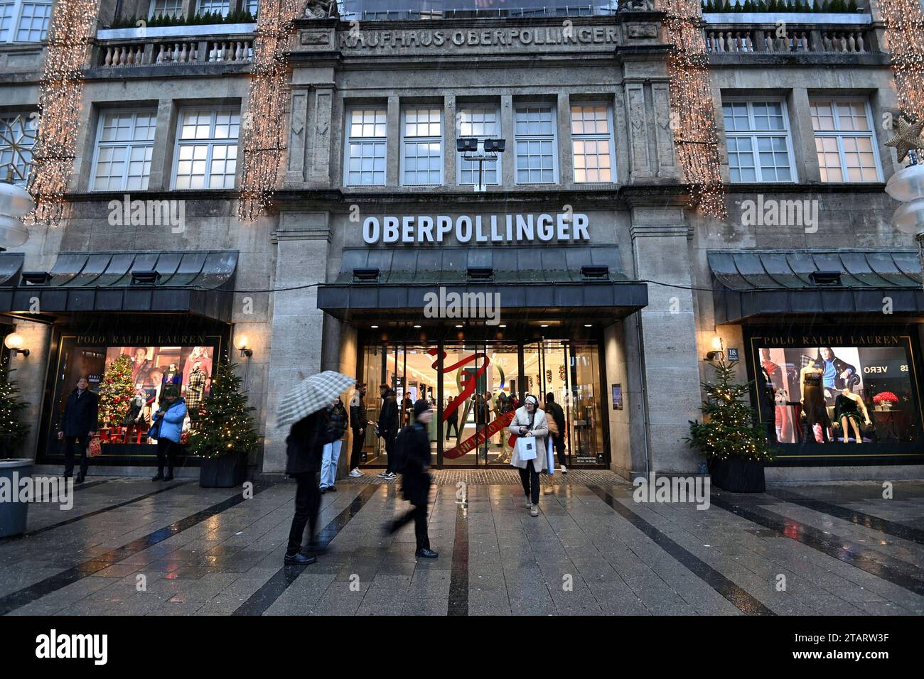 Der Oberpollinger ist ein bekanntes gehobenes Warenhaus in der Neuhauser Straße in Muenchen. Es wird von der The KaDeWe Group GmbH gefuehrt und ist das nach Flaeche groesste Warenhaus à Sueddeutschland. *** L'Oberpollinger est un grand magasin haut de gamme bien connu situé à Neuhauser Straße à Munich. Il est géré par KaDeWe Group GmbH et est le plus grand magasin du sud de l'Allemagne en termes de surface au sol crédit : Imago/Alamy Live News Banque D'Images