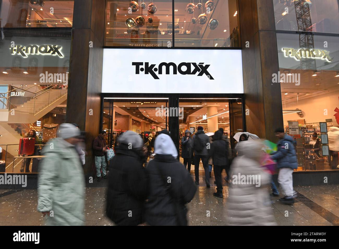 TK Maxx ist der europaeische Ableger der US-amerikanischen Kaufhaus-Kette TJ Maxx, die wiederum zum Konzern TJX Entreprises gehoert. *** TK Maxx est la branche européenne de la chaîne de grands magasins américaine TJ Maxx, qui appartient à son tour au groupe TJX Companies Credit : Imago/Alamy Live News Banque D'Images