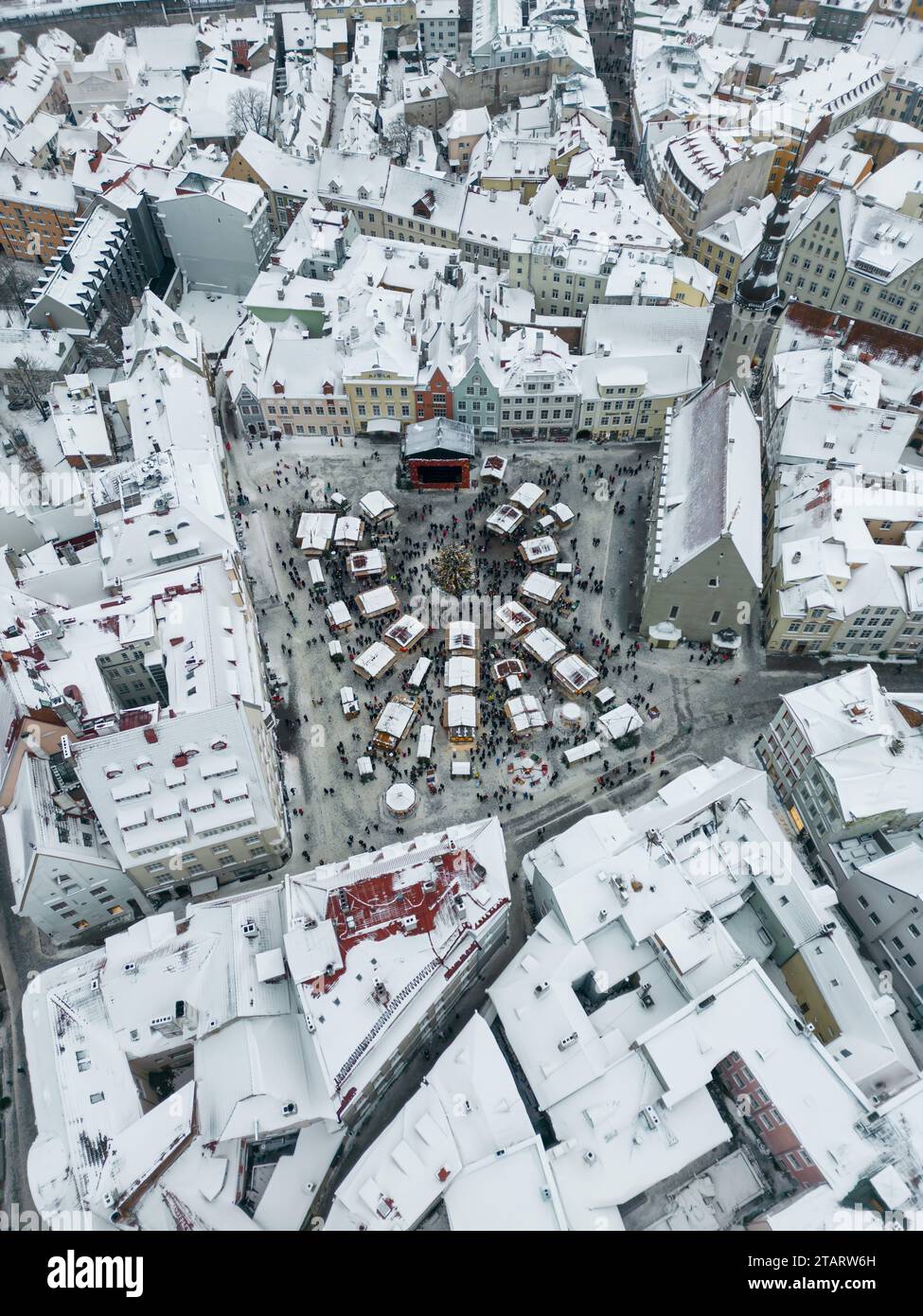 Vue plongeante du marché de Noël sur la place de la vieille ville de Tallinn, Raekoja plats. Banque D'Images