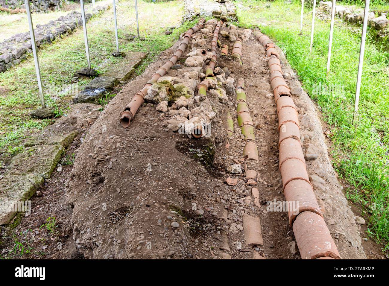 Gonio, Géorgie - 18 septembre 2013 : conduites d'eau dans la forteresse de Gonio ancienne fortification romaine à Adjarie, Géorgie. La première mention de la forteresse belon Banque D'Images