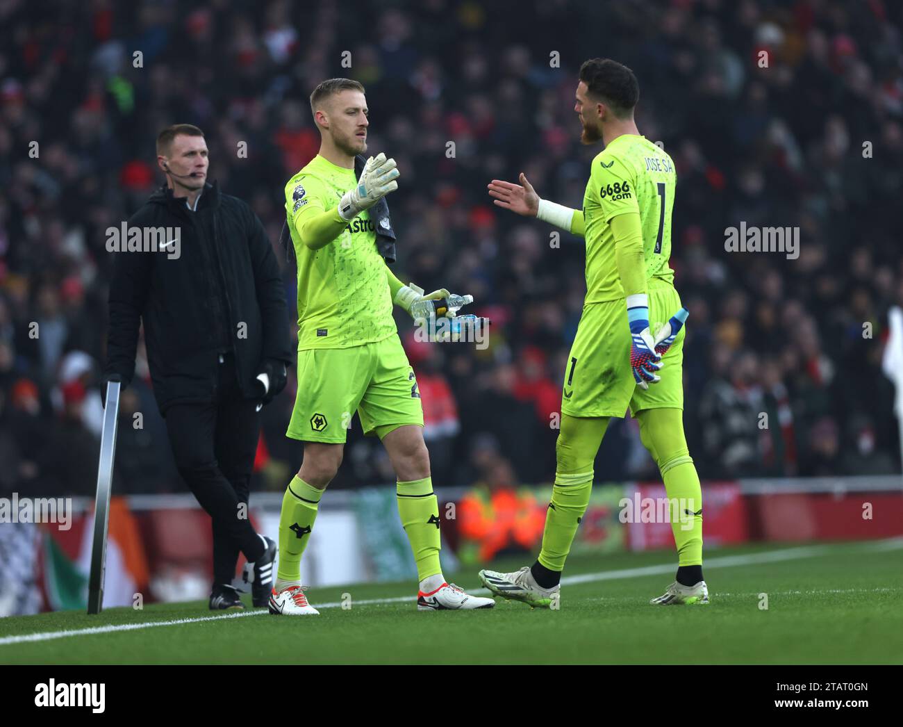 Londres, Royaume-Uni. 02 décembre 2023. DaN Bentley (WW) remplace Jose sa (WW) blessé lors du match Arsenal v Wolverhampton Wanderers EPL, au Emirates Stadium, Londres, Royaume-Uni, le 2 décembre 2023. Crédit : Paul Marriott/Alamy Live News Banque D'Images