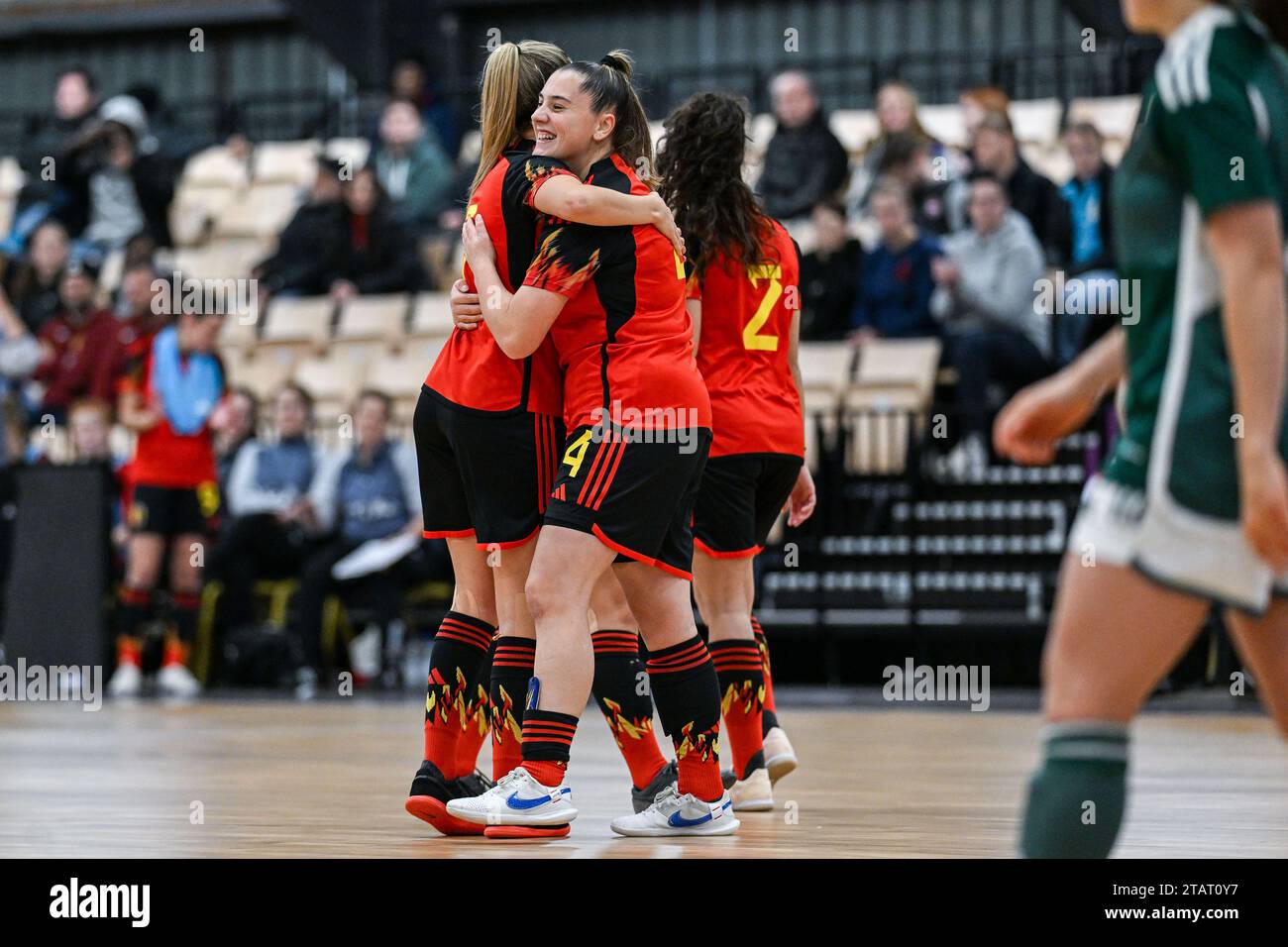 Roosdaal, Belgique. 02 décembre 2023. Yasemin Cagla en (4) de Belgique marque 7-2 et la Belgique peut célébrer lors d'un match de futsal entre la Belgique appelé Red Flames Futsal et l'Irlande du Nord, le samedi 2 décembre 2023 à Roosdaal, Belgique. Crédit : Sportpix/Alamy Live News Banque D'Images