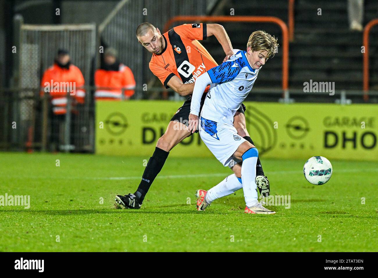 Deinze, Belgique. 02 décembre 2023. Kenneth Schuermans (23) de KMSK Deinze et Benjamin Faraas (9) du Club NXT photographiés lors d'un match de football entre KMSK Deinze et le Club NXT lors de la 14e journée de la saison Challenger Pro League 2023-2024, le samedi 2 décembre 2023 à Deinze, Belgique. Crédit : Sportpix/Alamy Live News Banque D'Images