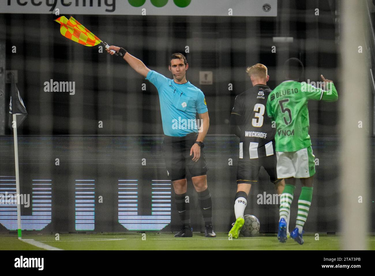 Almelo, pays-Bas. 02 décembre 2023. ALMELO, PAYS-BAS - DÉCEMBRE 2 : arbitre adjoint Michael Osseweijer lors du match néerlandais d'Eredivisie entre Heracles Almelo et Sparta Rotterdam à l'Erve Assito le 2 décembre 2023 à Almelo, pays-Bas (photo de Rene Nijhuis/Orange Pictures) crédit : Orange pics BV/Alamy Live News Banque D'Images