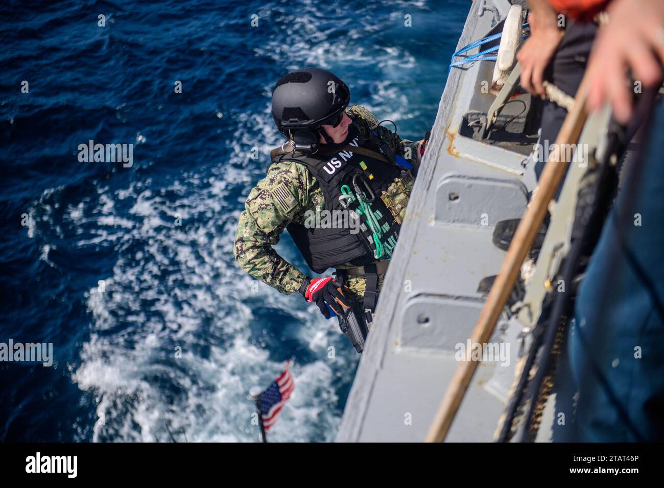 Le chef Tanner Kuenzig, second de l’US Navy, grimpe à bord du destroyer à missiles guidés USS Mason (DDG 87) lors d’un exercice visite, Conseil, recherche et saisie dans le golfe d’Aden le 22 novembre 2023. Dans le cadre du Dwight D. Eisenhower Carrier Strike Group (IKECSG), le Mason est déployé dans la zone d'opérations de la 5e flotte américaine pour soutenir la sécurité maritime et la stabilité au Moyen-Orient. (Photo de l'US Navy par Samantha Alaman, spécialiste des communications de masse de 3e classe) Banque D'Images