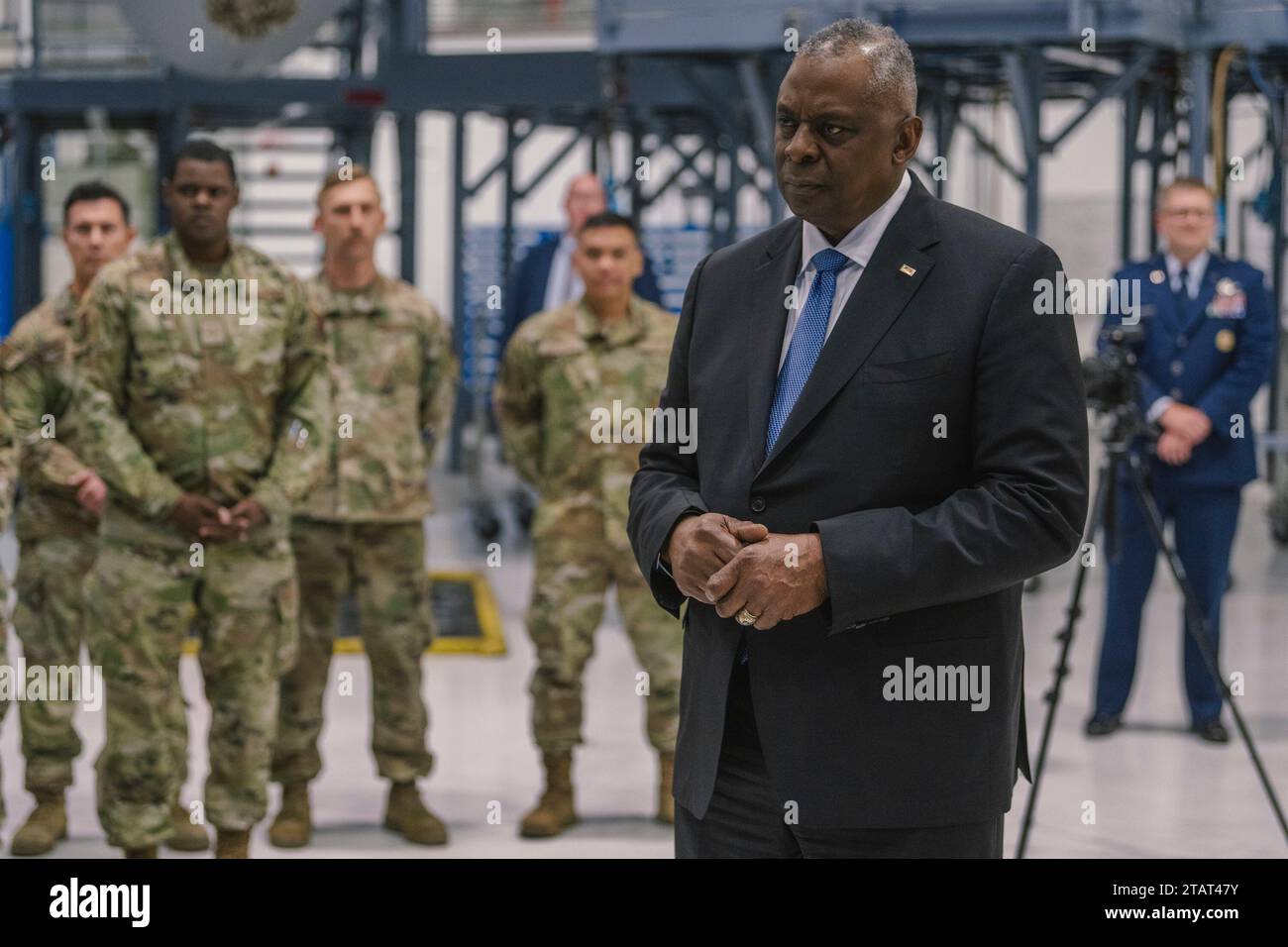 Le secrétaire à la Défense Lloyd J. Austin III rencontre le personnel affecté à la 129e Escadre de sauvetage de la Garde nationale aérienne de Californie à l'aérodrome fédéral de Moffett, Californie, le 1 décembre 2023. La WiNG’smission est de s’entraîner et de se préparer à accomplir sa mission de guerre de recherche et de sauvetage de combat partout dans le monde. Le 129th a effectué une grande variété de missions civiles de recherche et de sauvetage, y compris des personnes en détresse à bord de navires, des randonneurs perdus ou blessés et des évacuations médicales. (Photo du DoD par Chad J. McNeeley) Banque D'Images