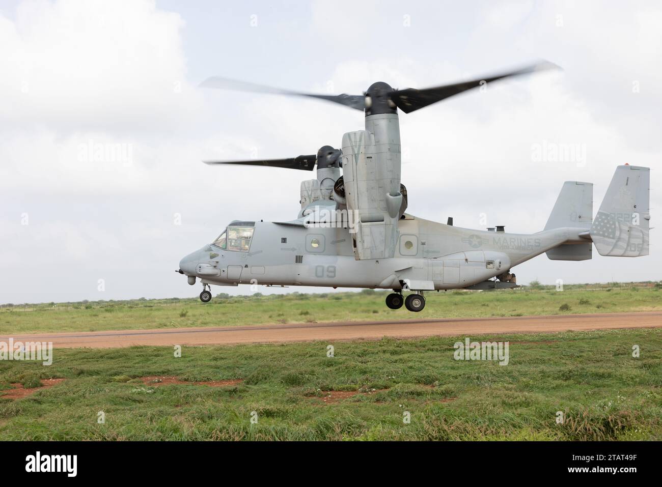 Un US Marine corps MV-22B Osprey avec Marine Medium Tiltrotor Squadron renforcé (VMM) 261 REIN, atterrit après des opérations de livraison aérienne à un endroit non divulgué, le 19 novembre 2023. La Force opérationnelle conjointe mixte-Corne de l’Afrique (CJTF-HOA) aide à contrer les menaces transnationales et les acteurs malveillants, protège les intérêts américains, répond aux crises et renforce les alliances et les partenariats pour faire avancer les intérêts nationaux américains et promouvoir la sécurité, la stabilité et la prospérité régionales grâce aux activités de défense, de diplomatie et de développement (3D). (Photo du U.S. Marine corps par lance Cpl. Anakin Smith) Banque D'Images