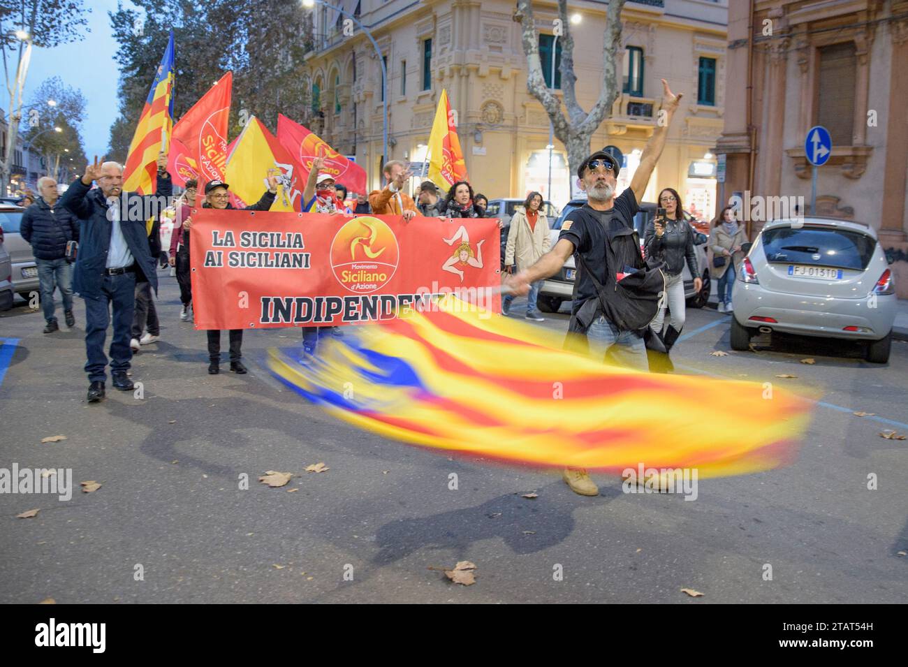 Messine, Italie. 2 décembre 2023. Un groupe de personnes manifestent pour l'indépendance de la Sicile vis-à-vis de l'Italie lors de la manifestation contre la construction du pont sur le détroit organisée par la coordination No Bridge à Messine. Environ deux mille personnes ont protesté contre la construction du pont sur le détroit de Messine, le plus long pont suspendu du monde dans une zone soumise à des vents violents, de forts courants de marée dans l'une des zones présentant le plus grand risque sismique en Méditerranée. Des centaines de milliers de mètres carrés de terres, de maisons et d’entreprises publiques seront expropriés Banque D'Images