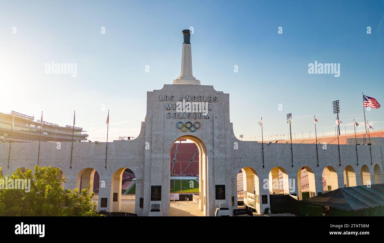 Los Angeles, CA - 17 novembre 2023 : Los Angeles Memorial Coliseum, qui accueille le football de l'USC, les Jeux olympiques et d'autres événements. Banque D'Images