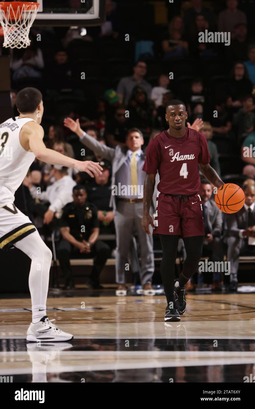 NASHVILLE, TN - DECEMBER 02: Alabama A&M Bulldogs guard Caleb Blackwell (4) brings the ball down the floor during a game between the Vanderbilt Commodores and Alabama A&M Bulldogs, December 2, 2023 at Memorial Gymnasium in Nashville, Tennessee. (Photo by Matthew Maxey/Icon Sportswire) (Icon Sportswire via AP Images) Banque D'Images