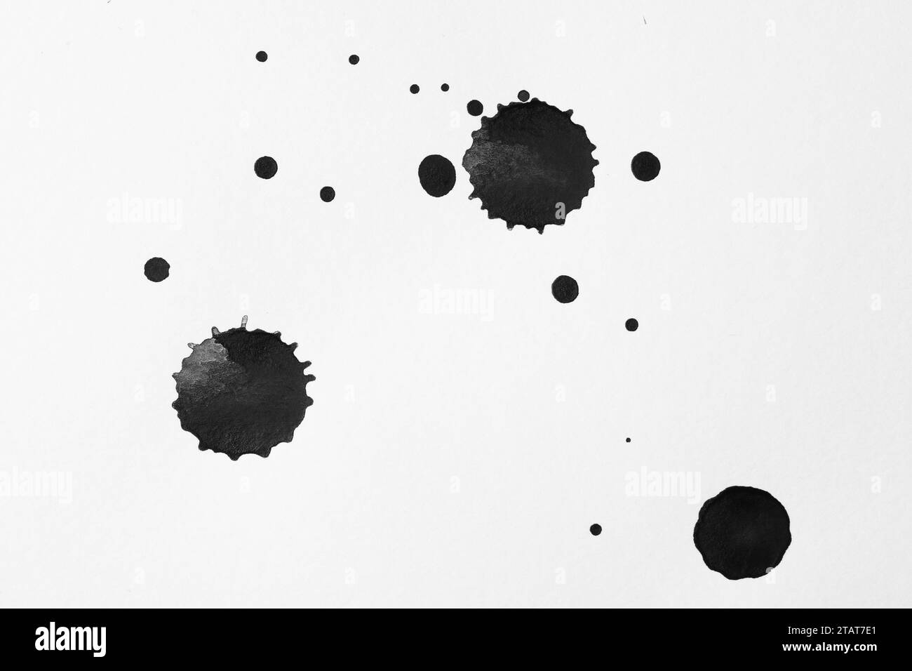 Taches d'encre noire sur fond blanc, pose à plat Banque D'Images