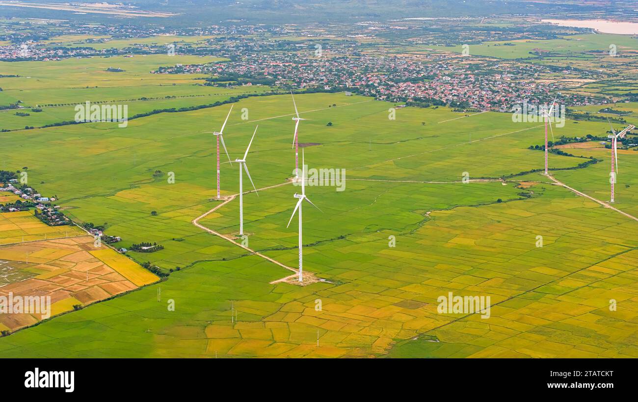 Vue panoramique du parc éolien ou du parc éolien, avec des éoliennes hautes pour la production d'électricité avec espace de copie sur le champ de riz, Ninh Thuan, Vietnam. Banque D'Images