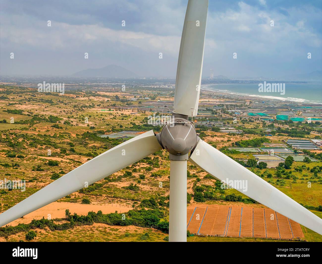 Vue panoramique du parc éolien ou du parc éolien, avec des éoliennes hautes pour la production d'électricité avec espace de copie sur le champ de riz, Ninh Thuan, Vietnam. Banque D'Images