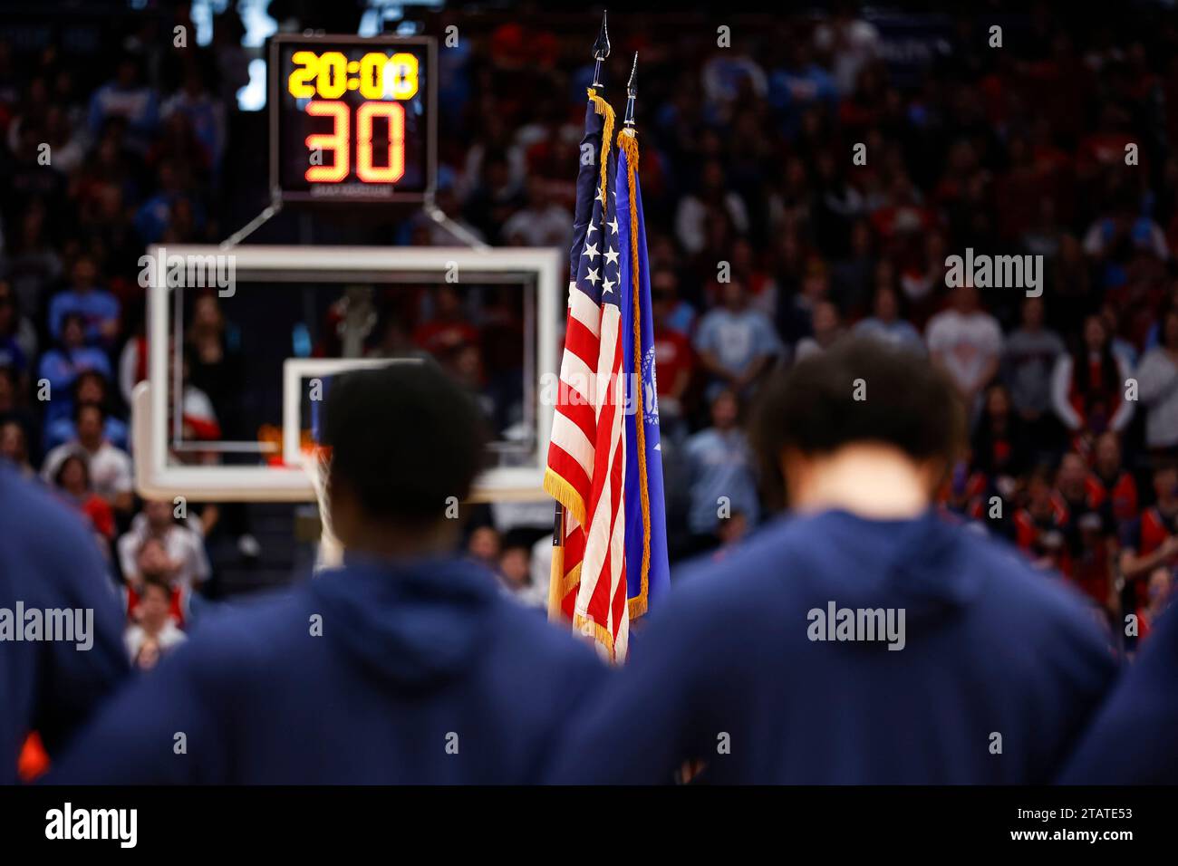 Dayton, États-Unis. 02 décembre 2023. L'équipe masculine de basket-ball de l'Université de Dayton se tient les bras liés devant le drapeau des États-Unis lors de l'hymne national avant le match de basket-ball masculin de la NCAA entre les Grambling State Tigers et les Flyers de Dayton à l'UD Arena de Dayton, Ohio le 02 décembre 2023. (Photo d'Austyn McFadden/Sipa USA) crédit : SIPA USA/Alamy Live News Banque D'Images