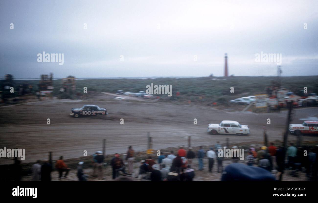 DAYTONA BEACH, FL - FÉVRIER 26 : Ken Milligan dans la Chevrolet #100, Bobby Myers dans la Chevrolet #1 et Billy Myers dans la Mercury #14 course le long de la plage pendant le Daytona Beach and Road course le 26 février 1956 à Daytona Beach, Floride. (Photo de Hy Peskin) *** Légende locale *** Ken Milligan Banque D'Images