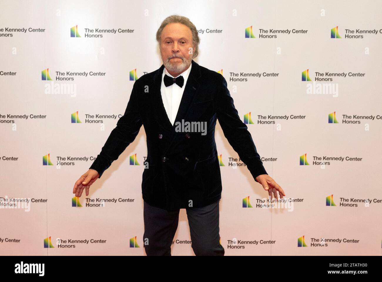 Billy Crystal arrive pour la cérémonie du médaillon honorant les récipiendaires de la 46e cérémonie annuelle du Kennedy Center Honors au Département d'État à Washington, DC, le samedi 2 décembre 2023. Les lauréats de 2023 sont : l'acteur et comédien Billy Crystal ; la soprano renommée Renee Fleming ; le producteur-compositeur-interprète britannique Barry Gibb et membre des Bee Gees ; la rappeuse, chanteuse et actrice Queen Latifah ; et la chanteuse Dionne Warwick. Crédit : Ron Sachs/Pool via CNP Banque D'Images