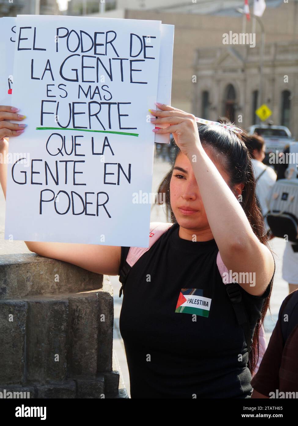 Lima, Pérou. 02 décembre 2023. « Le pouvoir du peuple est plus fort que le peuple au pouvoir » peut être lu sur un panneau lorsque des dizaines de personnes descendent dans les rues de Lima dans le cadre des activités de la Journée internationale de solidarité avec le peuple palestinien, célébrée chaque 29 novembre crédit : Agence de presse Fotoholica/Alamy Live News Banque D'Images