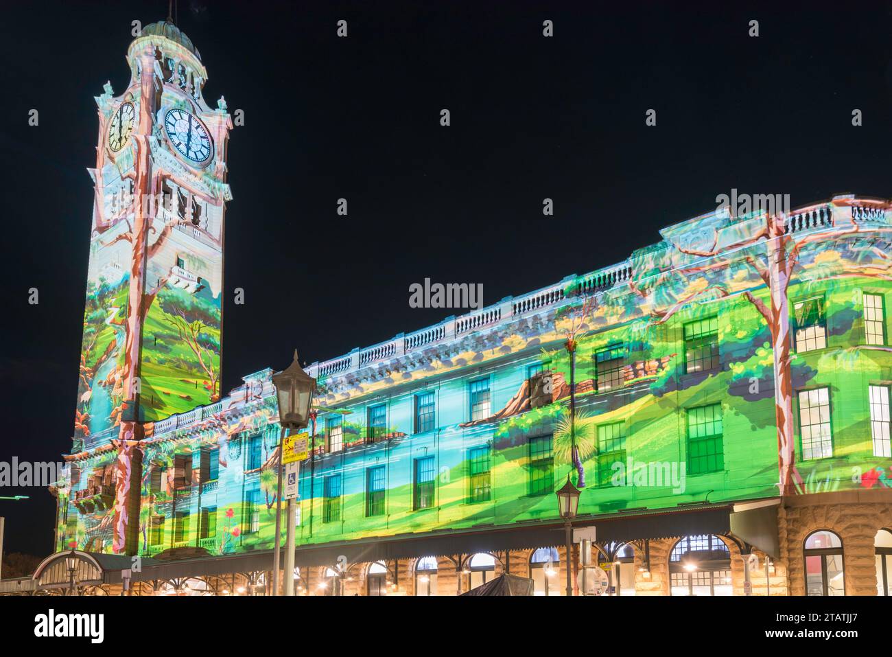 Le côté Pitt Street et Central Forecourt de la gare centrale de Sydney est illuminé avec des projections changeantes pendant le Festival de la lumière Vivid 2023. Banque D'Images