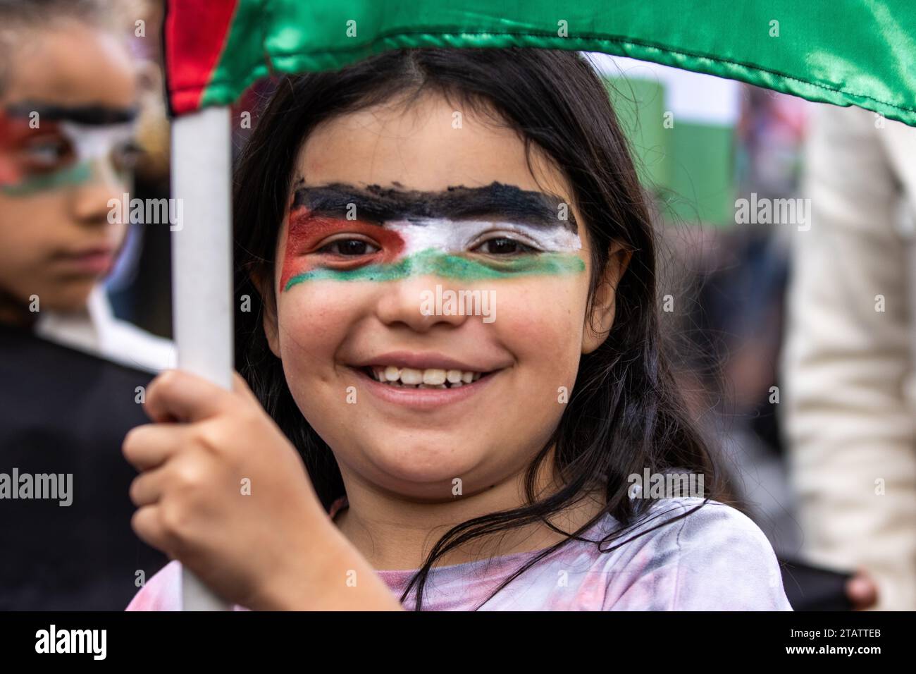 Un manifestant dont le visage est peint sur le drapeau palestinien agite un drapeau pendant la manifestation. Marche à Bogotá pour la Journée internationale de solidarité avec le peuple palestinien. (Photo Antonio Cascio/SOPA Images/Sipa USA) crédit : SIPA US/Alamy Live News Banque D'Images