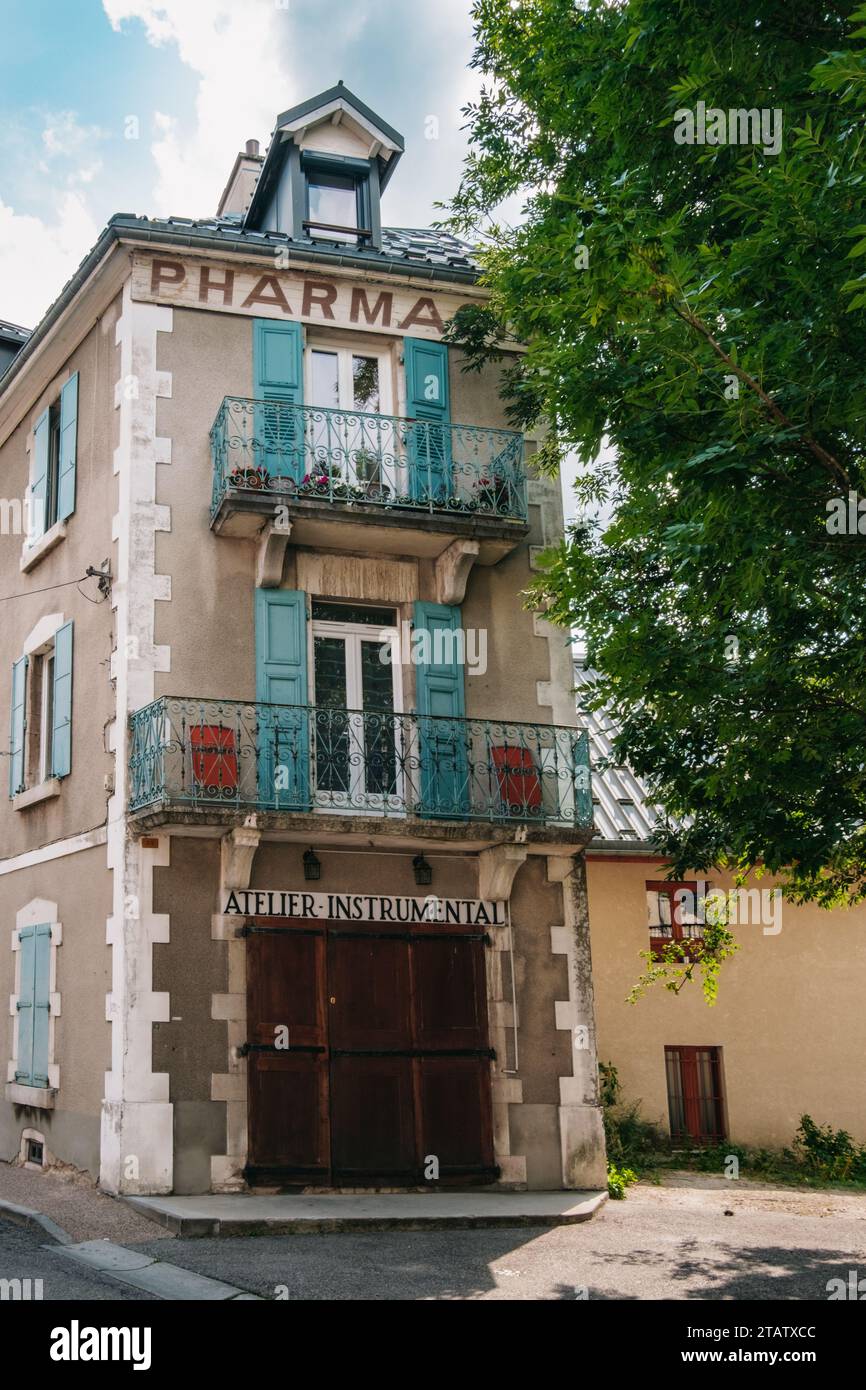 Ancienne maison traditionnelle dans le centre de Villard de Lans, une petite ville de montagne et station de ski dans la chaîne de montagnes du Vercors dans les Alpes françaises (Isère Banque D'Images