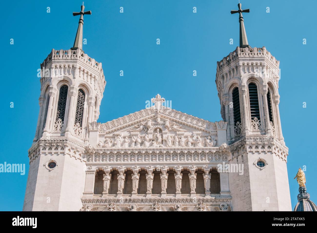 Les tours et fronton de la basilique néo-byzantine de notre-Dame de Fourvière, finement sculptés et soutenus par des anges caryatides, à Lyon (France) Banque D'Images