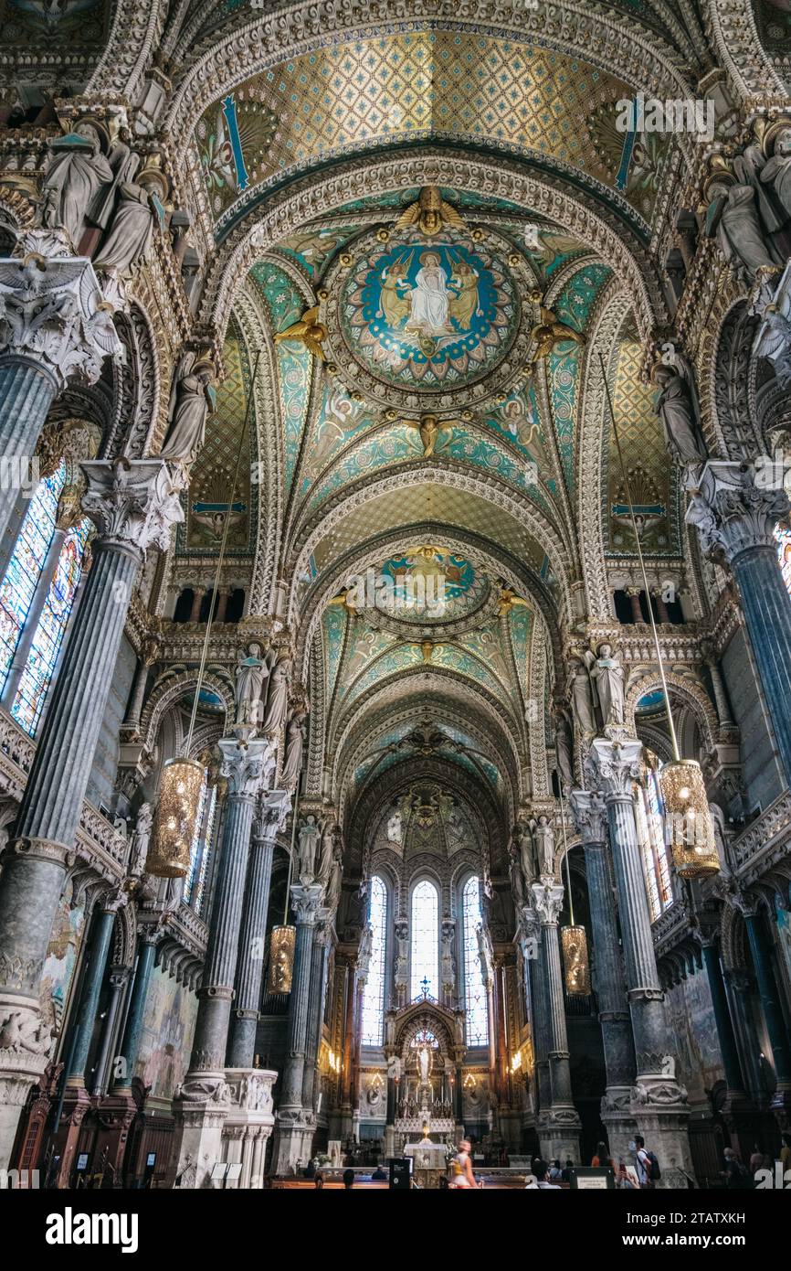 Vue sur les arches, le plafond et les mosaïques de la nef de la basilique notre-Dame de Fourvière, avec son architecture néo-byzantine à Lyon (France) Banque D'Images
