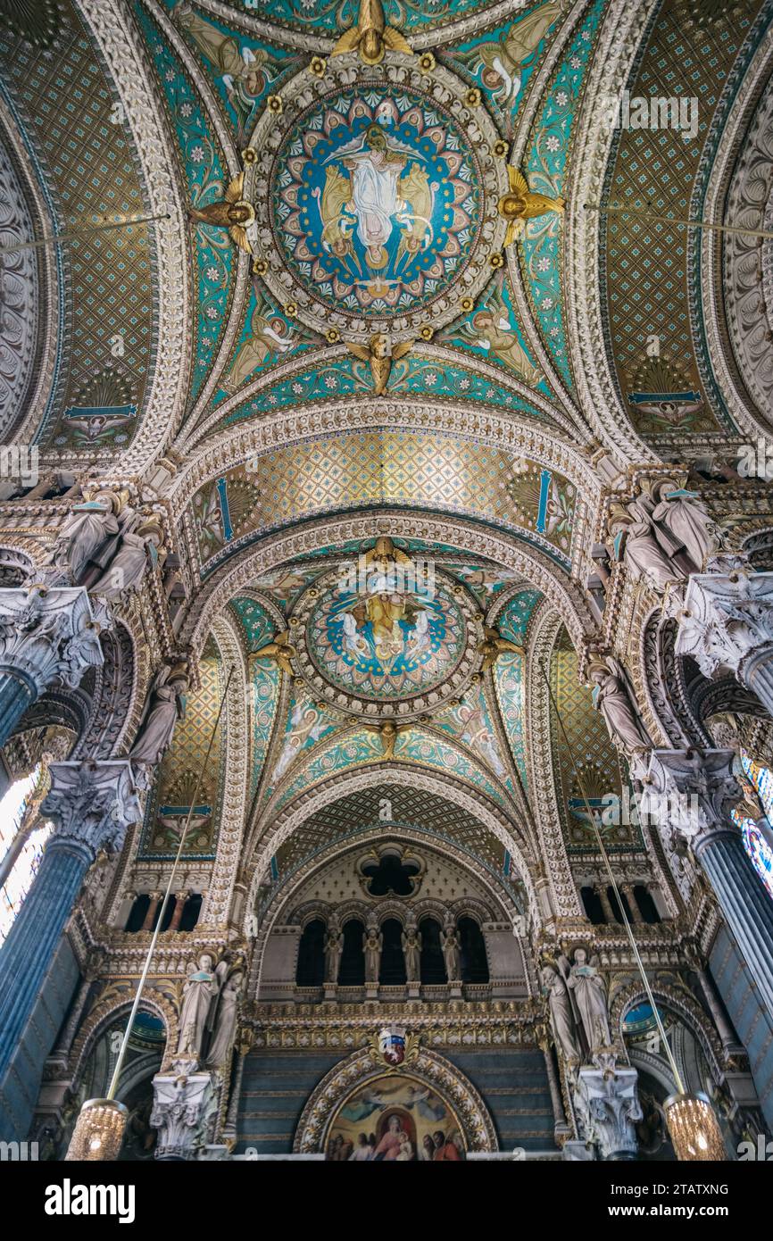 Vue sur les arches, le plafond et les mosaïques de la nef de la basilique notre-Dame de Fourvière, avec son architecture néo-byzantine à Lyon (France) Banque D'Images