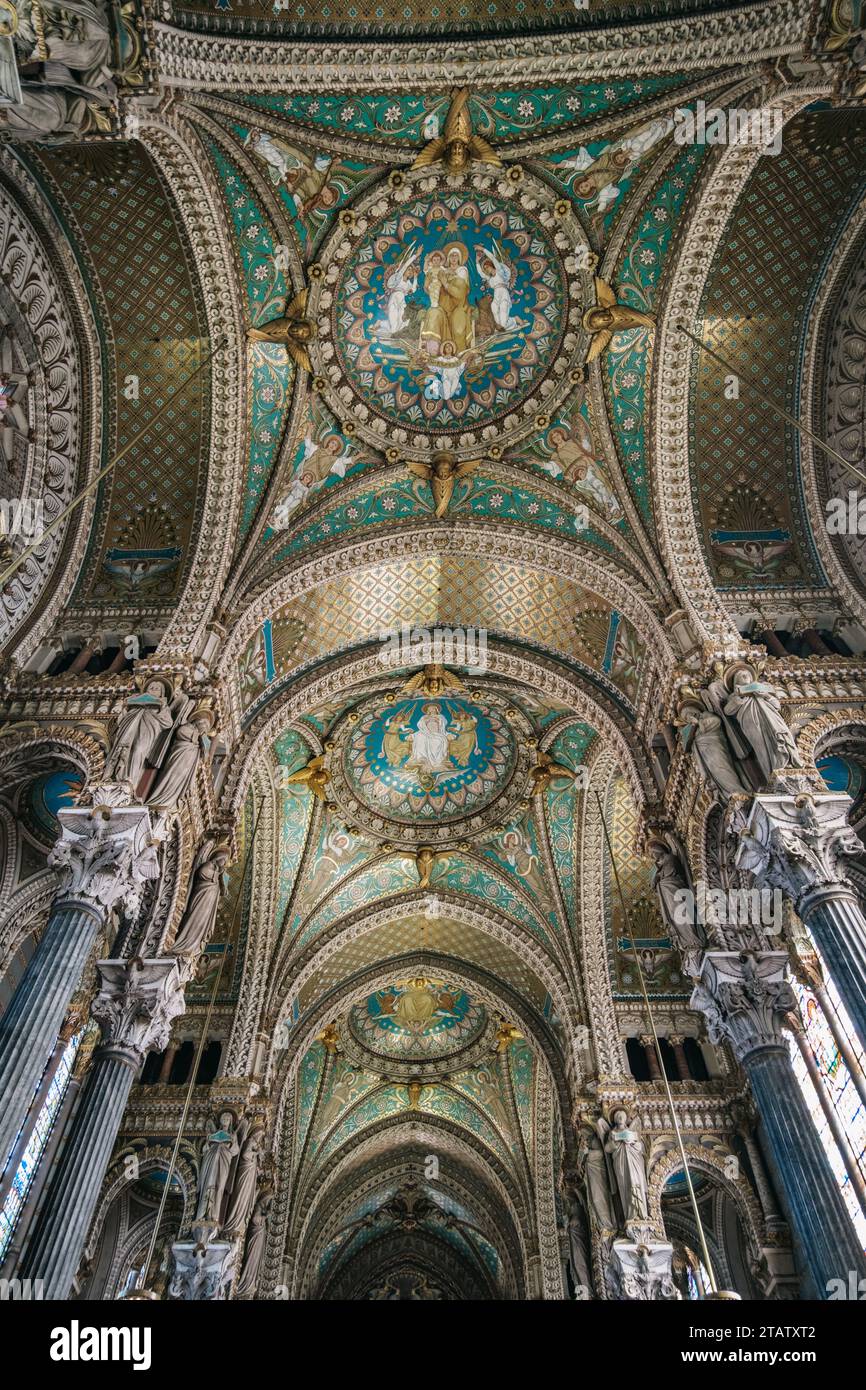 Vue sur les arches, le plafond et les mosaïques de la nef de la basilique notre-Dame de Fourvière, avec son architecture néo-byzantine à Lyon (France) Banque D'Images