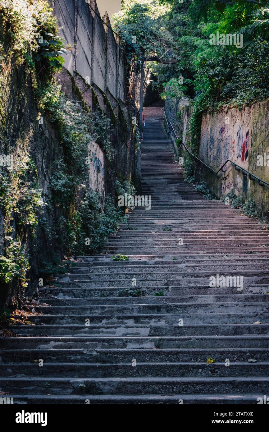 L'escalier étroit et raide de la montée Nicolas de lance menant au sommet de la colline de Fourvière dans le Vieux Lyon. Banque D'Images