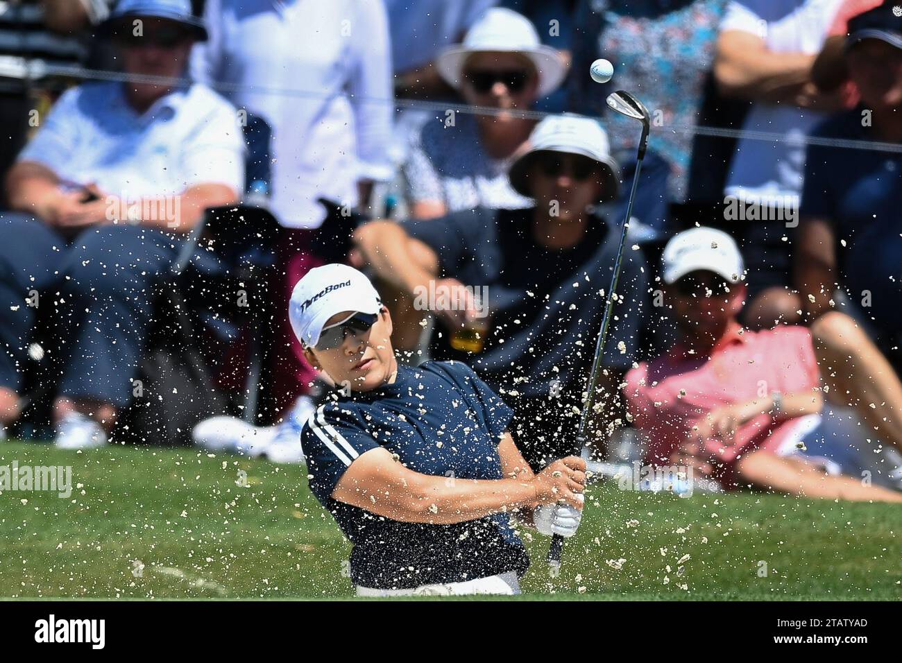 Le Sud-Coréen Shin Ji-yai joue un tir depuis un bunker lors de la dernière manche de l'Open d'Australie au club de golf australien de Sydney le 3 décembre 2023. PHOTO : IMAGE D'IZHAR KHAN LIMITÉE À UN USAGE ÉDITORIAL - STRICTEMENT AUCUNE UTILISATION COMMERCIALE Banque D'Images