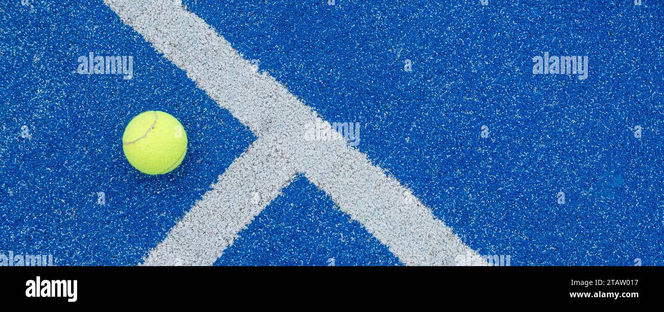 balle sur un court de paddle-tennis bleu en gazon Banque D'Images