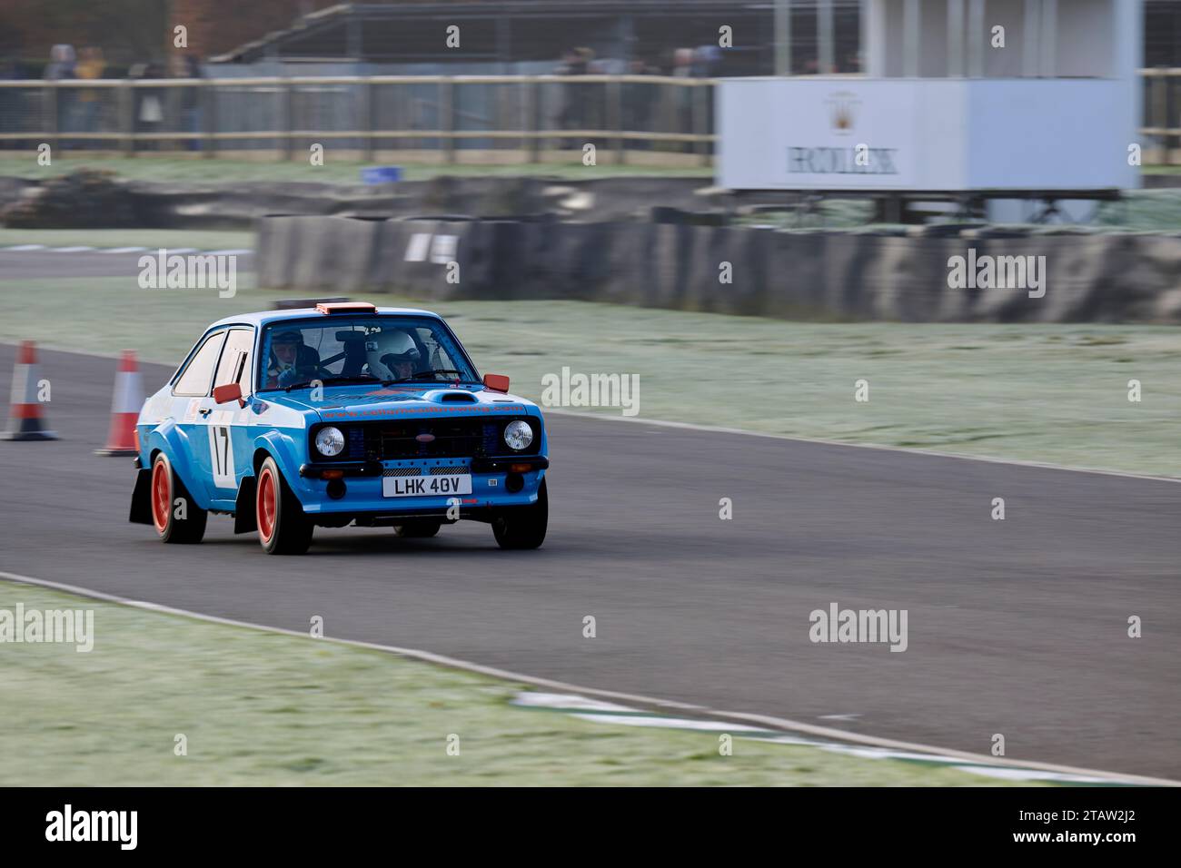 Voiture de rallye en action sur le circuit de course automobile de Goodwood Banque D'Images