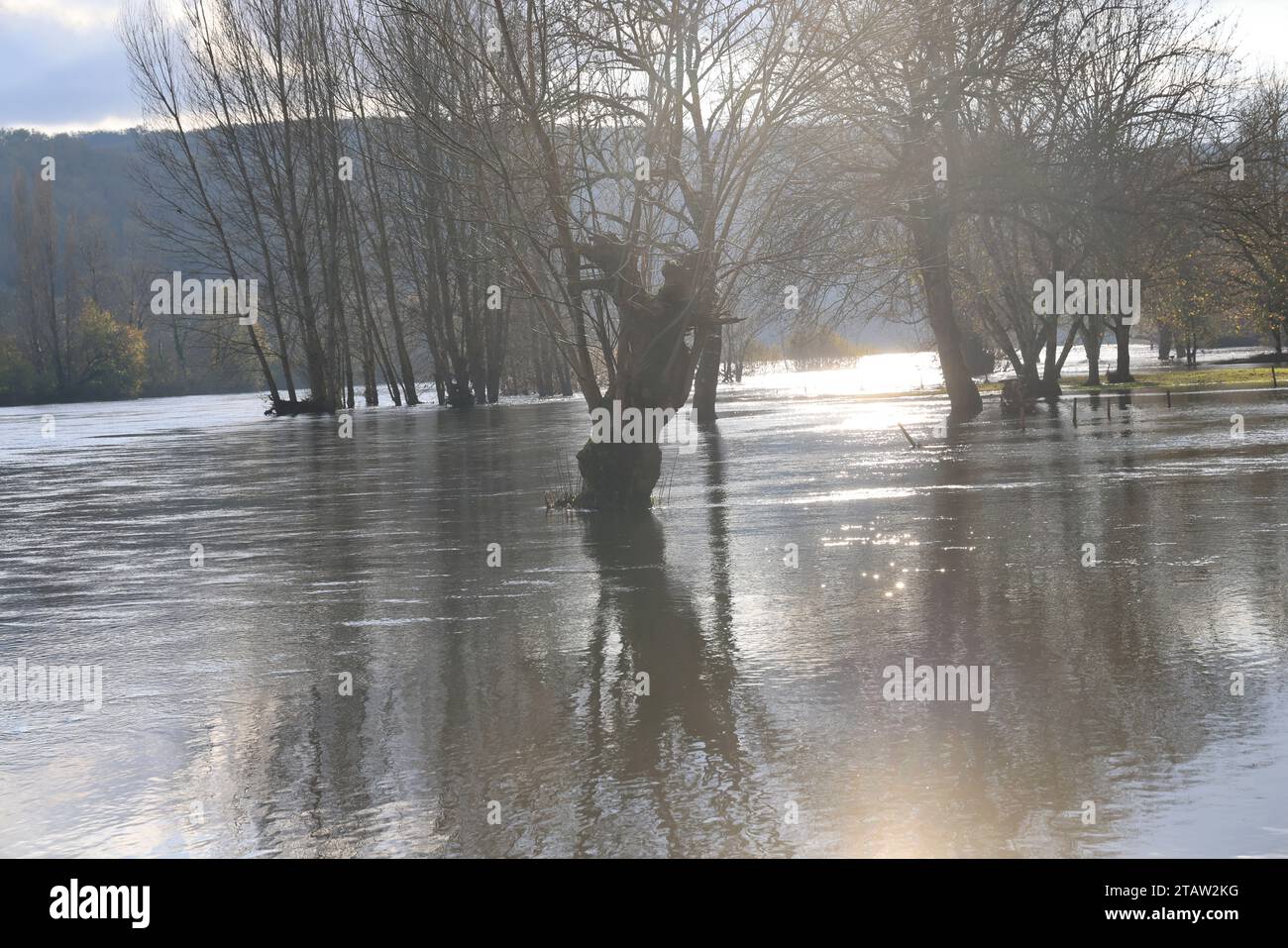 La Roque-Gageac, France. 2 décembre 2023. Après la sécheresse estivale, les pluies de novembre viennent d’élever le niveau des rivières françaises qui débordent souvent de leurs berges. Ici, la Dordogne, à la Roque-Gageac en Périgord Noir, est haute alors que pendant l'été son niveau était très bas. Le village de la Roque-Gageac est l'un des plus beaux villages de France. La Roque-Gageac, Périgord, Dordogne, France, Europe. Photo Hugo Martin/Alamy Live News. Banque D'Images
