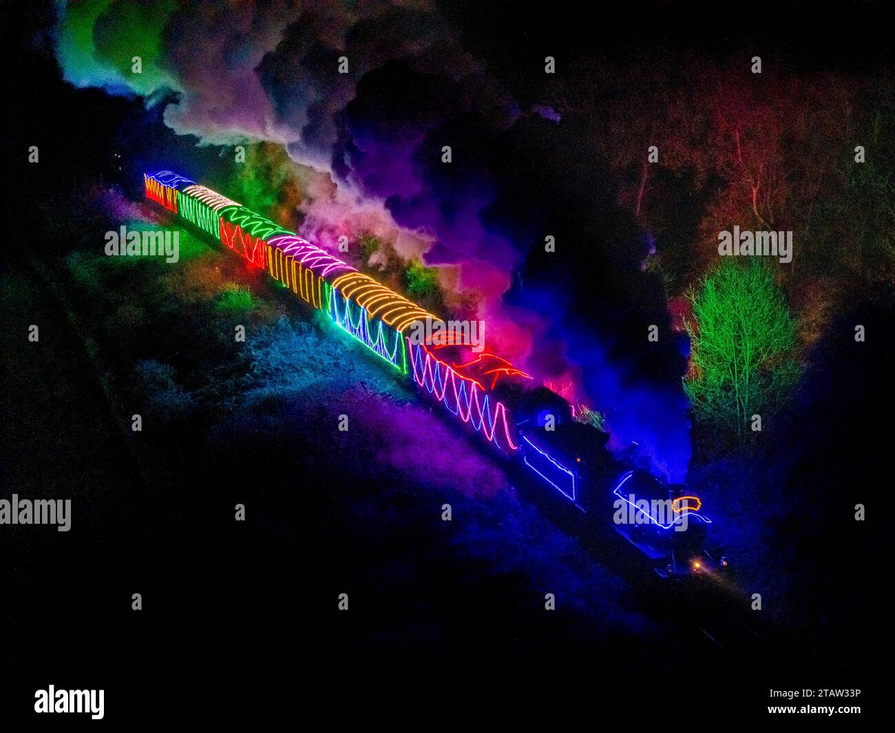 Bishops Lydeard, Somerset, Royaume-Uni. 2 décembre 2023. Les Winterlights illuminèrent le train du West Somerset Railway à Somerset lors de son voyage de retour entre Bishops Lydeard et Crowcombe Heathfield. Le train circule tous les vendredis et samedis soirs jusqu'au nouvel an. Crédit photo : Graham Hunt/Alamy Live News Banque D'Images