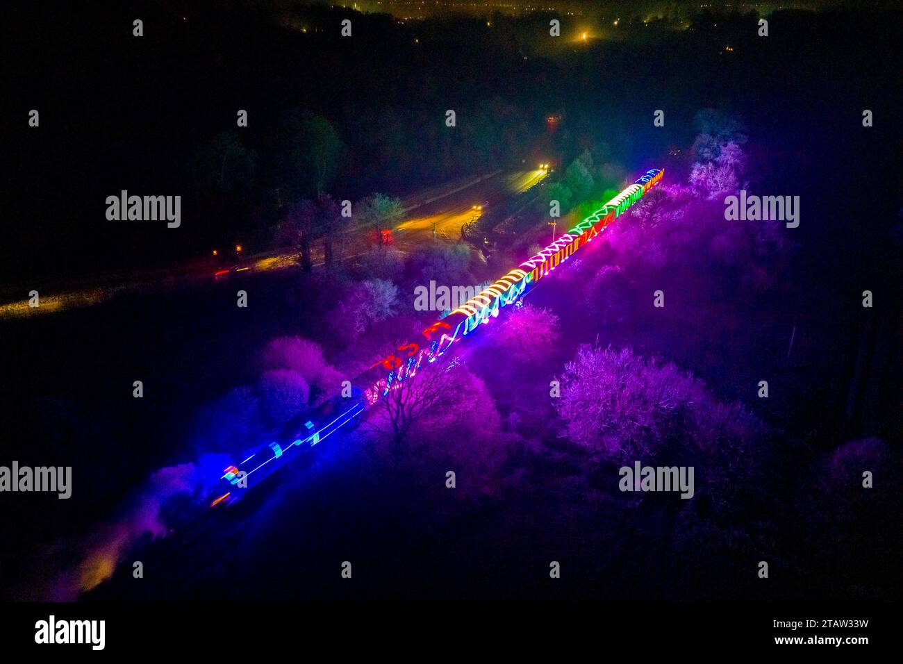 Bishops Lydeard, Somerset, Royaume-Uni. 2 décembre 2023. Les Winterlights illuminèrent le train du West Somerset Railway à Somerset lors de son voyage de retour entre Bishops Lydeard et Crowcombe Heathfield. Le train circule tous les vendredis et samedis soirs jusqu'au nouvel an. Crédit photo : Graham Hunt/Alamy Live News Banque D'Images