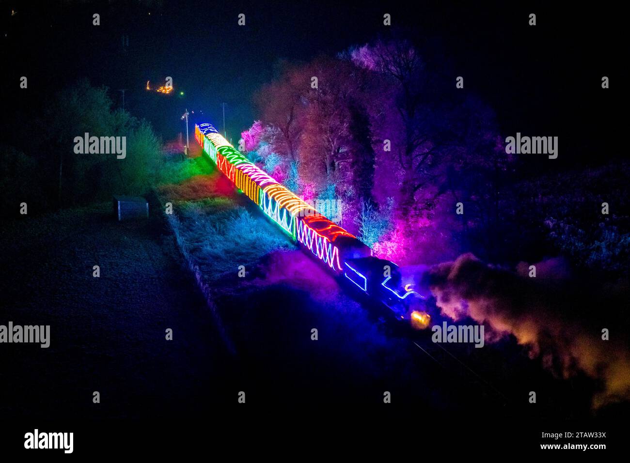 Bishops Lydeard, Somerset, Royaume-Uni. 2 décembre 2023. Les Winterlights illuminèrent le train du West Somerset Railway à Somerset lors de son voyage de retour entre Bishops Lydeard et Crowcombe Heathfield. Le train circule tous les vendredis et samedis soirs jusqu'au nouvel an. Crédit photo : Graham Hunt/Alamy Live News Banque D'Images