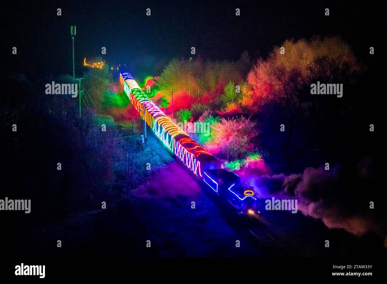Bishops Lydeard, Somerset, Royaume-Uni. 2 décembre 2023. Les Winterlights illuminèrent le train du West Somerset Railway à Somerset lors de son voyage de retour entre Bishops Lydeard et Crowcombe Heathfield. Le train circule tous les vendredis et samedis soirs jusqu'au nouvel an. Crédit photo : Graham Hunt/Alamy Live News Banque D'Images