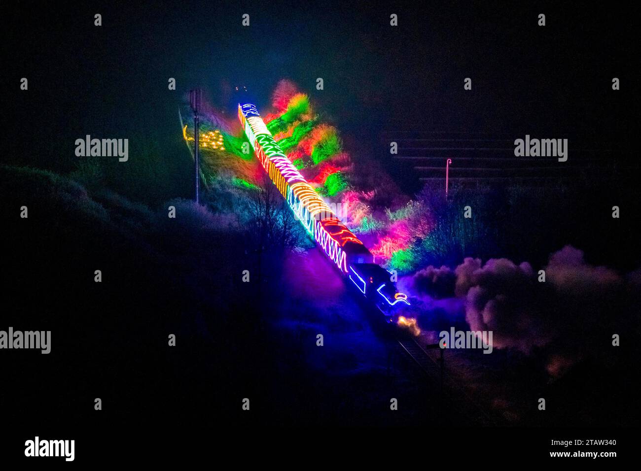 Bishops Lydeard, Somerset, Royaume-Uni. 2 décembre 2023. Les Winterlights illuminèrent le train du West Somerset Railway à Somerset lors de son voyage de retour entre Bishops Lydeard et Crowcombe Heathfield. Le train circule tous les vendredis et samedis soirs jusqu'au nouvel an. Crédit photo : Graham Hunt/Alamy Live News Banque D'Images